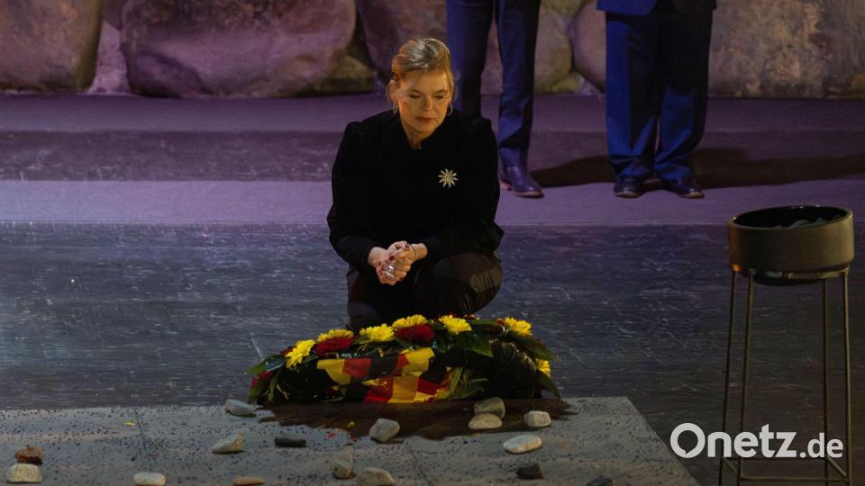 Bundestagspräsidentin Julia Klöckner gedenkt in Yad Vashem der Millionen Opfer des Holocaust. Bild: Oren Ziv/dpa