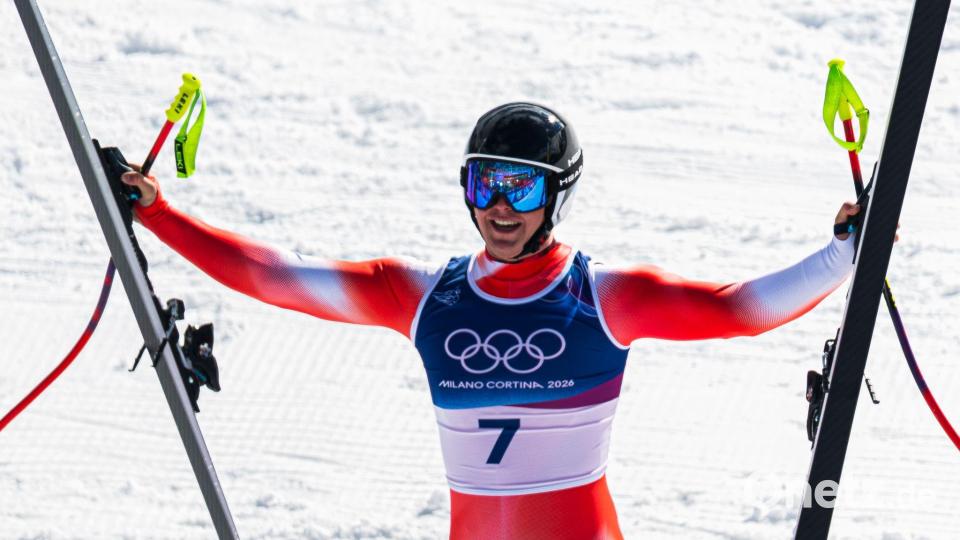 Franjo von Allmen bejubelt seinen nächsten Olympia-Triumph. Bild: Peter Klaunzer/KEYSTONE/dpa