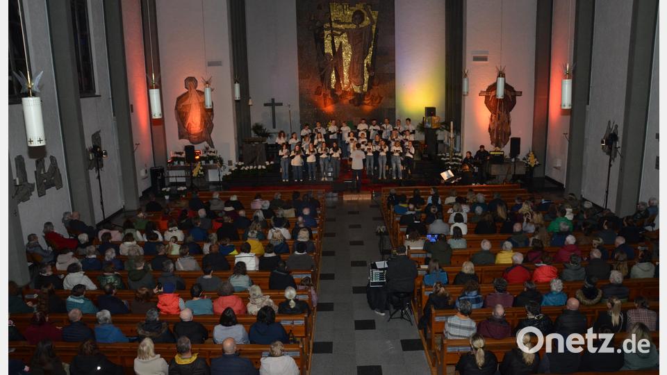 Rund 400 Zuhörer lassen sich am Samstagabend von der Gruppe "N.E.W.-Voices" in der Schirmitzer Pfarrkirche begeistern. Bild: dob