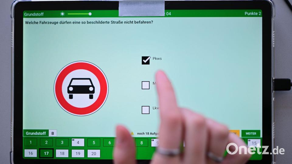 Theoretische Führerscheinprüfung: 30 Prozent weniger Fragen geplant. (Archivbild) Bild: Sebastian Gollnow/dpa