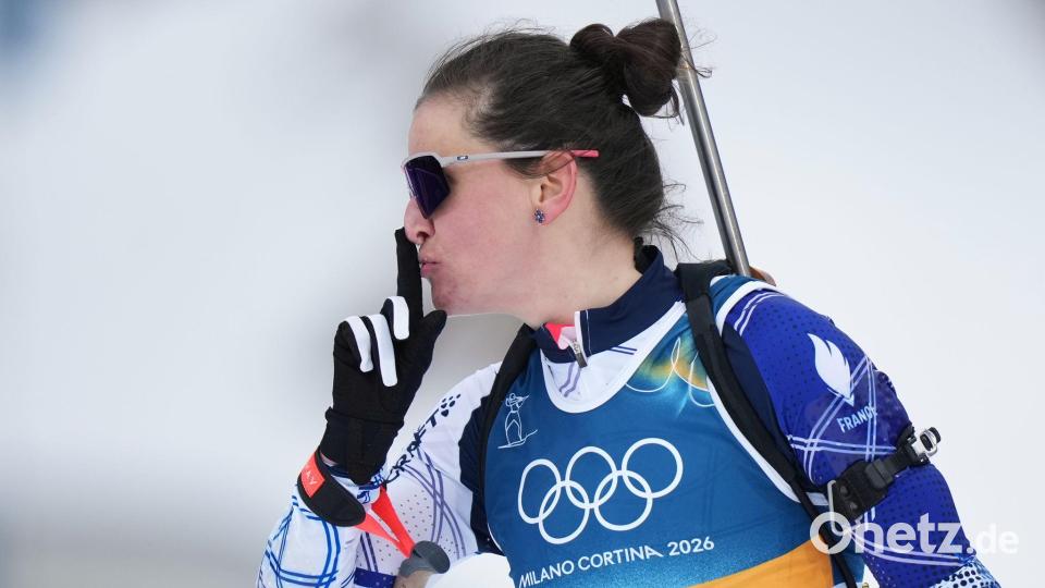 Eine eindeutige Geste: Julia Simon beim Zieleinlauf auf dem Weg zu Gold. Bild: Andrew Medichini/AP/dpa