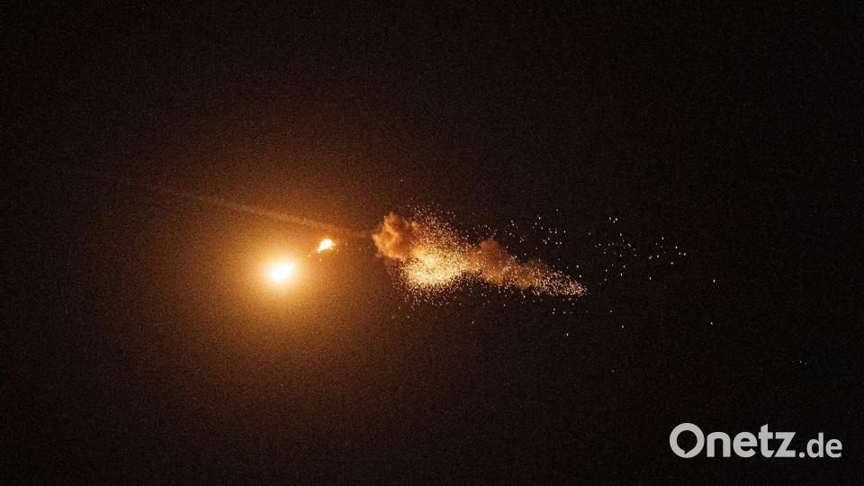 Trotz internationaler Friedensbemühungen setzt Russland seine Angriffe auf das Nachbarland fort. (Archivbild) Bild: Evgeniy Maloletka/AP/dpa