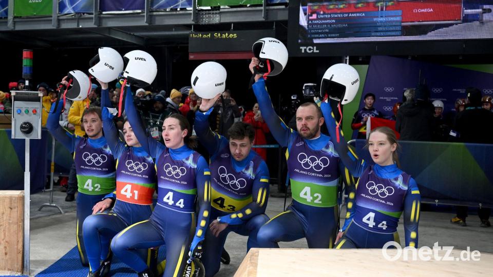 Das ukrainische Rodel-Team solidarisierte sich im Ziel mit Landsmann Wladyslaw Heraskewytsch. Bild: Robert Michael/dpa