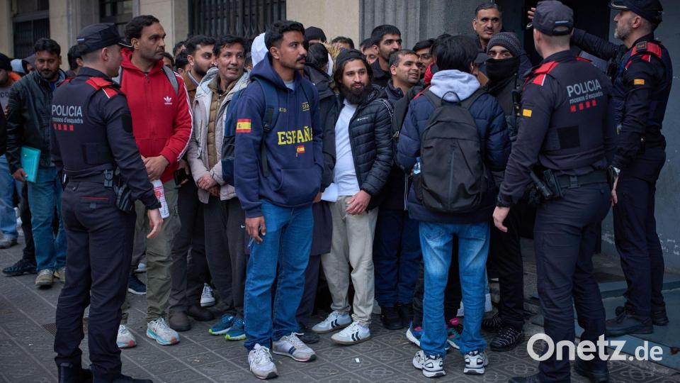 Vor den Konsulaten bilden sich lange Warteschlangen, weil irreguläre Migranten Nachweise beschaffen müssen, um von dem Angebot der spanischen Regierung zu profitieren. (Archivbild) Bild: Emilio Morenatti/AP/dpa