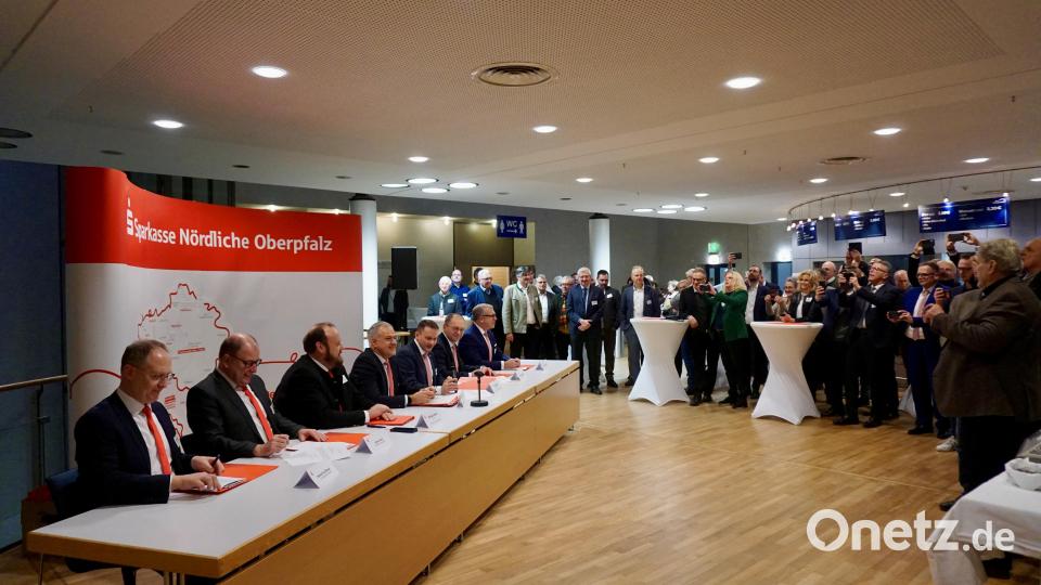Feierstunde im Foyer der Weidener Max-Reger-Halle. Bild: jut