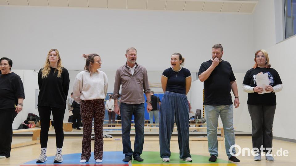 Das Ensemble des Ovigo-Theaters hat Spaß bei den Proben. Bild: Florian Wein/OVIGO Theater