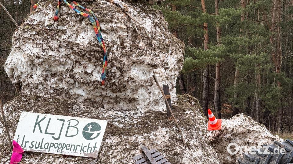 Jetzt geht es mit dem Riesenschneemann zu Ende. Das Tauwetter ringt ihn ziemlich nieder. Bild: Petra Hartl