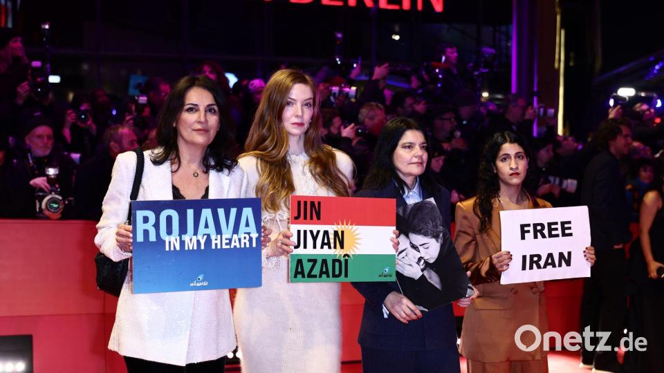 Menschenrechtsaktivistin Düzen Tekkal (l-r), Schauspielerin Pheline Roggan und Schauspielerin Jasmin Tabatabai auf dem Teppich. Bild: Christoph Soeder/dpa