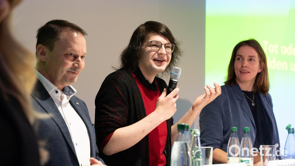 Weidens Oberbürgermeister Jens Meyer und die beiden Oberbürgermeister-Kandidatinnen Robyn Arnold (Mitte) und Laura Weber veranstalten in Weiden mit ihren Parteien jeweils eine eigene Veranstaltung am politischen Aschermittwoch. Bild: Franka Eichl