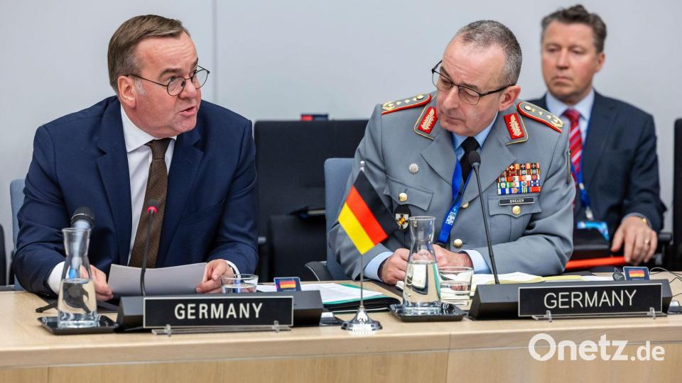 Verteidigungsminister Boris Pistorius hat Generalinspekteur Carsten Breuer für einen Nato-Spitzenposten vorgeschlagen. (Archivbild) Bild: Geert Vanden Wijngaert/AP/dpa