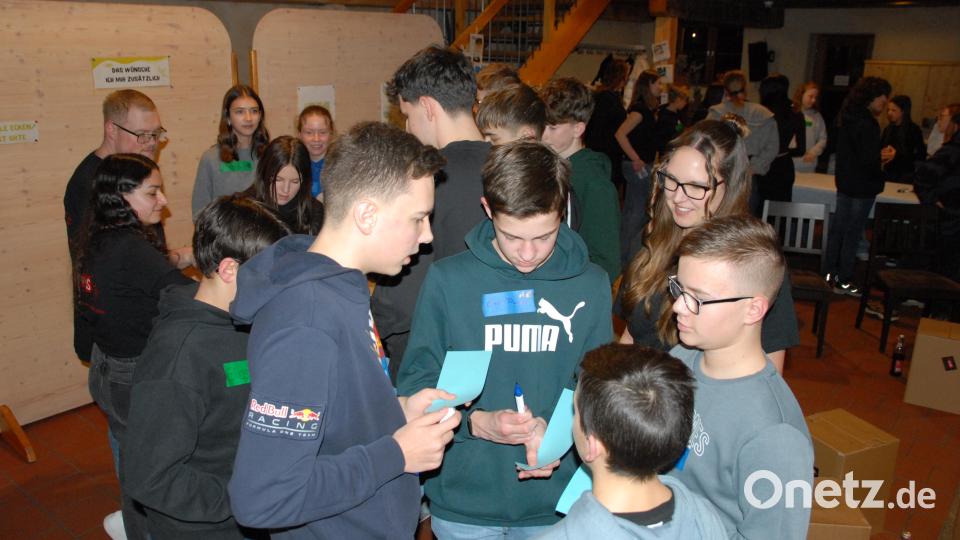 Viel zu schreiben und zu diskutieren hatten die Jugendlichen in Schmidmühlen. Unter dem Motto „Sag was – Gestalte die Zukunft deiner Heimat“ waren sie eingeladen worden. Bild: pop