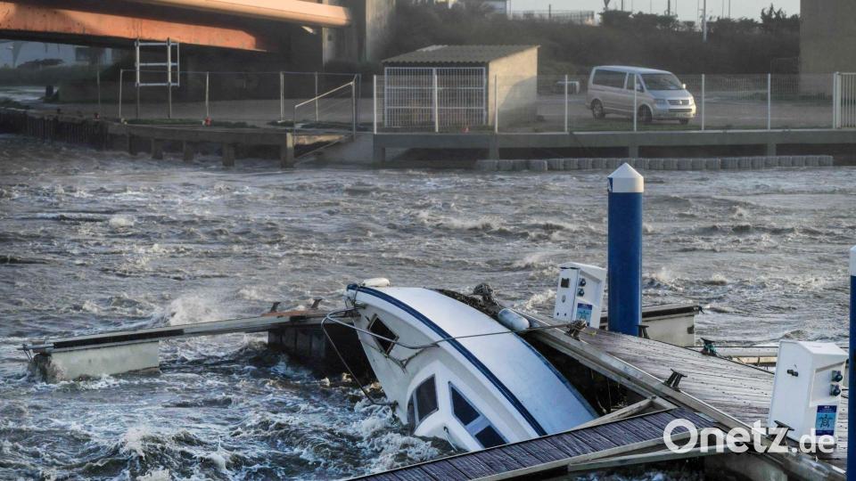 Wegen des Sturms „Nils“ gilt in fünf französischen Départements derzeit die höchste Unwetterwarnstufe Rot. Bild: Ed Jones/AFP/dpa