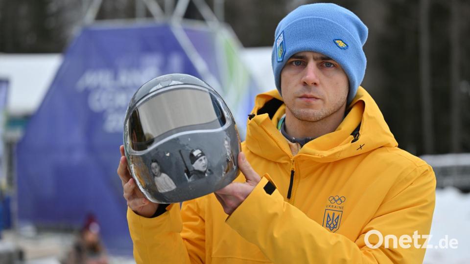 Wladislaw Heraskewytsch (Ukraine) zeigt seinen Helm, der zum Ausschluss vom olympischen Wettbewerb führte. Bild: Robert Michael/dpa