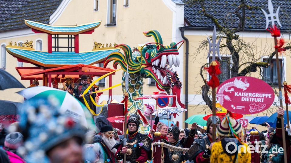 Wie jedes Jahr am „Unsinnigen Donnerstag“ ziehen als Asiaten verkleidete Narren durch Dietfurt. Bild: Armin Weigel/dpa