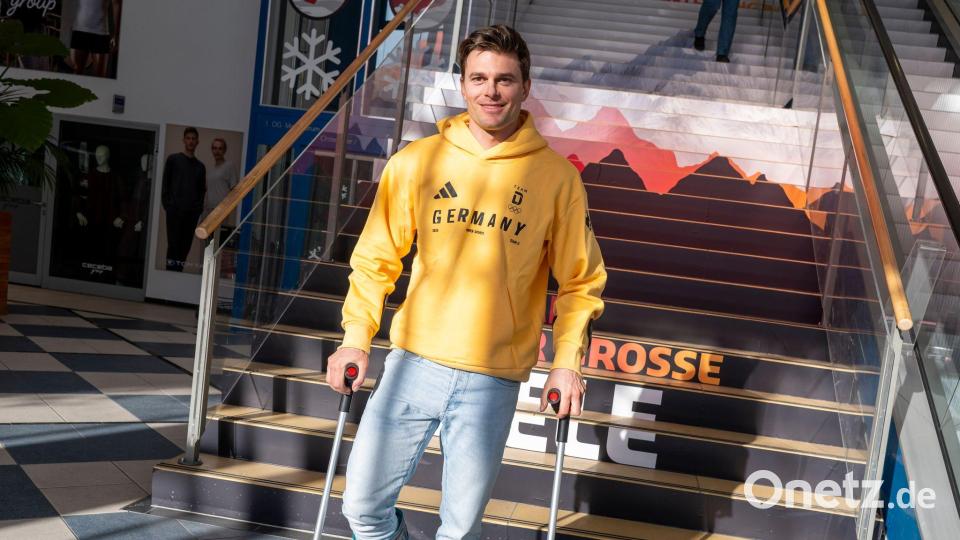 Bei der Einkleidung noch an Krücken: Alexander Schmid. (Archivbild) Bild: Peter Kneffel/dpa