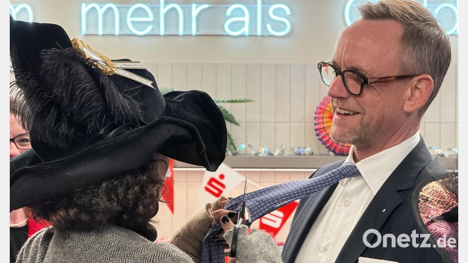 Auch in der Sparkasse verloren die Männer ihre Krawatten. Bild: Wolfgang Steinbacher