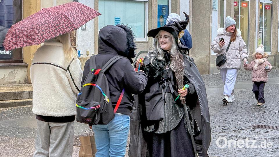Die Passanten wurden in das Geschehen mit einbezogen und zückten ihr Handy zum Fotografieren. Bild: Wolfgang Steinbacher