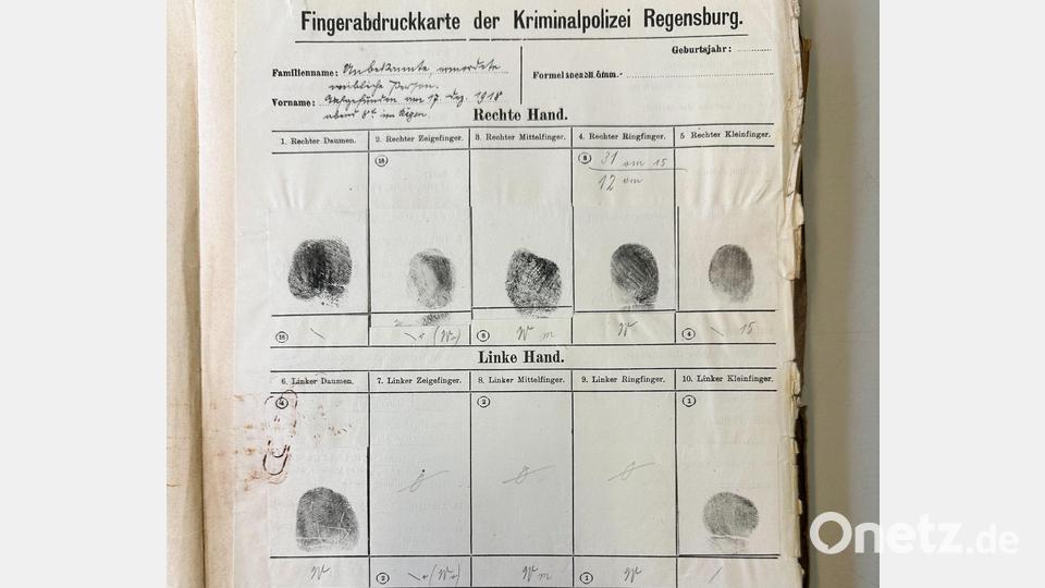 Die Fingerabdrücke weisen ein markantes körperliches Merkmal der Toten auf. Ihr fehlten drei Finger der linken Hand. So konnte die Frau unter anderem identifiziert werden. Bild: Staatsarchiv Amberg