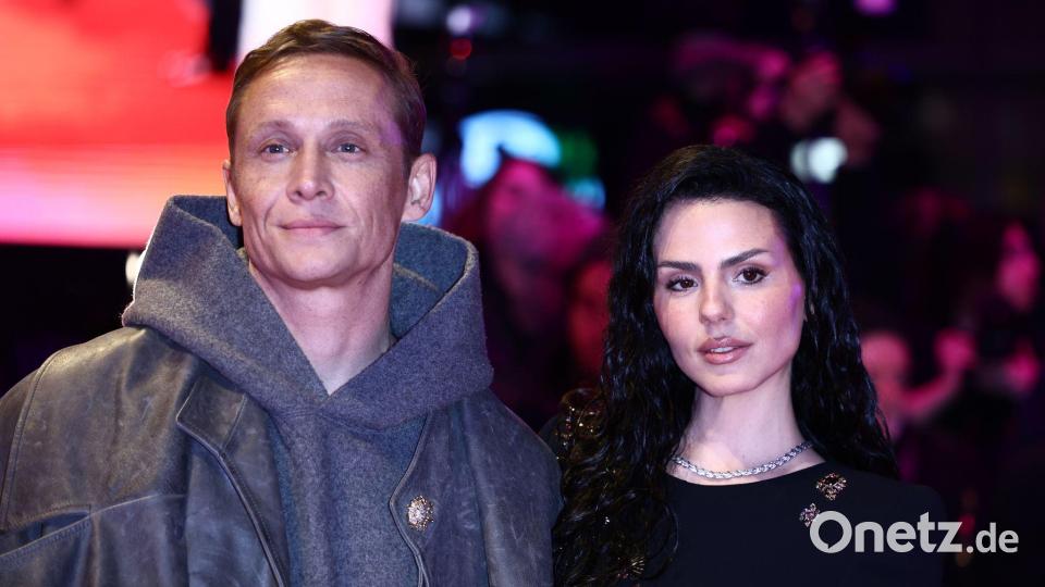 Ruby O. Fee und Matthias Schweighöfer kamen gemeinsam auf den Teppich. Bild: Christoph Soeder/dpa