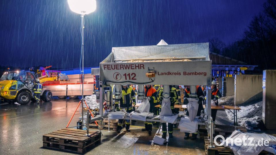 In Schlüsselfeld im Landkreis Bamberg befüllen Feuerwehrleute Sandsäcke. Bild: Ferdinand Merzbach/NEWS5/dpa