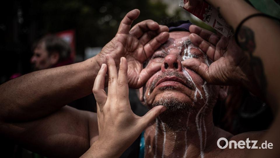 Ein Demonstrant wird gegen Tränengas behandelt. Bild: Daniella Fernandez Realin/ZUMA Press Wire/dpa