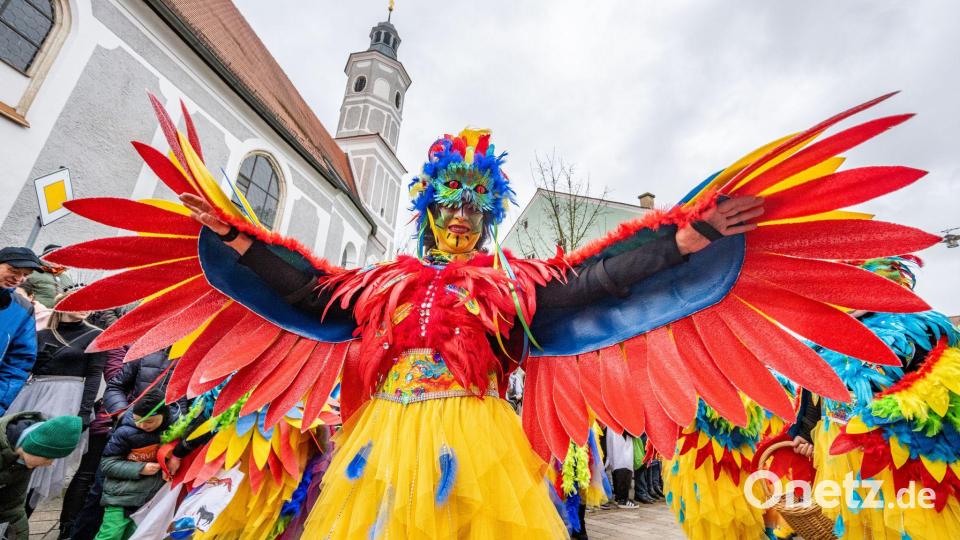 Fantasievolle Kostüme sind beim Chinesenfasching zu sehen. Bild: Armin Weigel/dpa