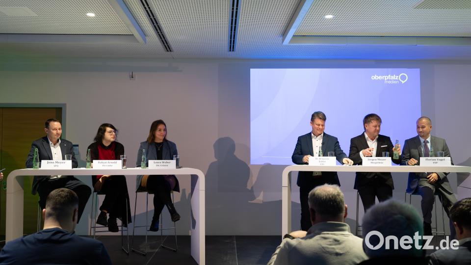 Sechs Bewerber für das Amt des Oberbürgermeisters in Weiden stellen sich den Fragen von Oberpfalz-Medien. Bild: Franka Eichl