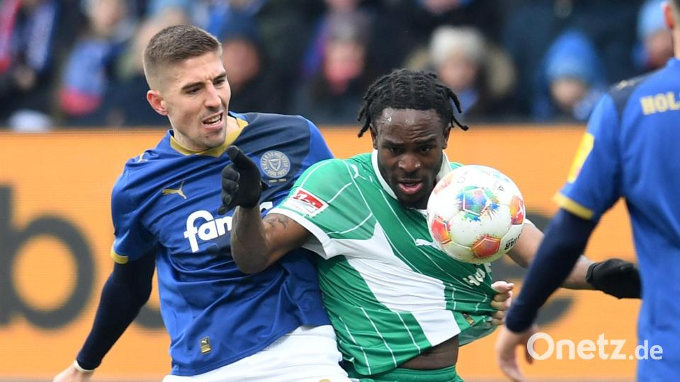 Noel Futkeu (r) soll nach dem Wunsch seines Trainers mehr Einsatz zeigen. (Archivbild) Bild: Daniel Bockwoldt/dpa