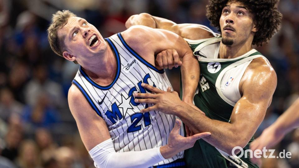 Moritz Wagner (l) und Jericho Sims kämpfen um einen Rebound. Bild: Willie J. Allen Jr./FR170803 AP/dpa