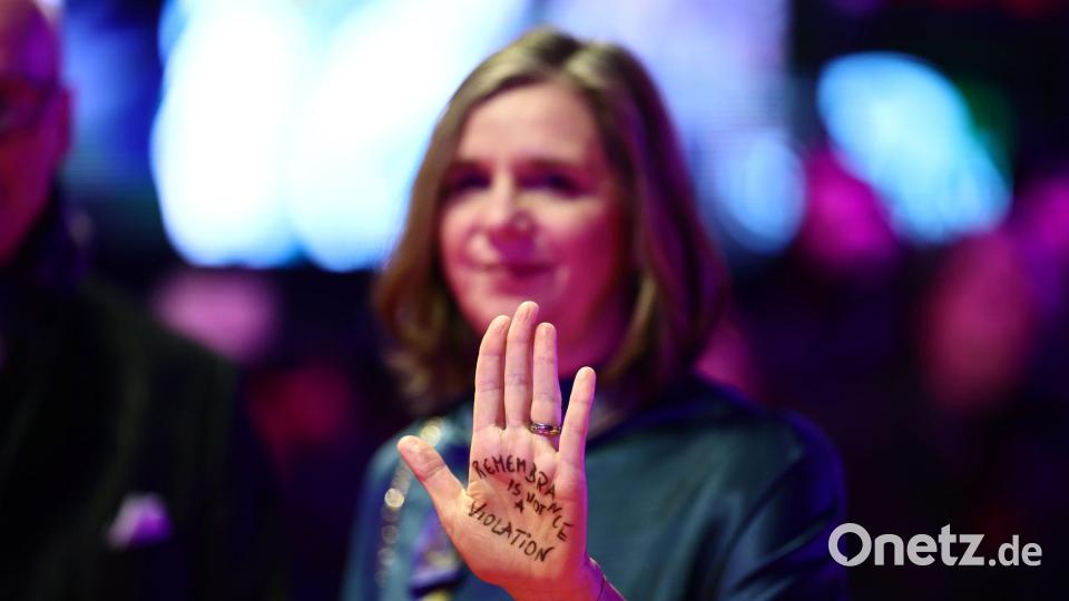 Politikerin Katrin Göring-Eckardt hat auf ihrer Hand stehen: „Remembrance is not a violation“. Bild: Christoph Soeder/dpa