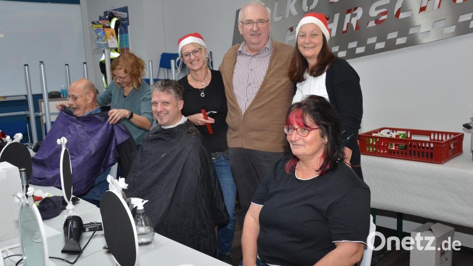 Bei bester Stimmung leiten die Friseurinnen des Salon Günther wieder hervorragende Arbeit und zeigen Engagement für den guten Zweck. Herbert Putzer (Mitte), Vorsitzender der Kinderkrebshilfe in der Region Oberpfalz-Nord bedankt sich herzlich. Bild: dob