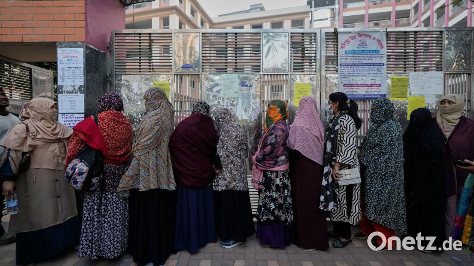 Bangladeschische Frauen stehen in einer Schlange, um ihre Stimme in einem Wahllokal abzugeben. Bild: Anupam Nath/AP/dpa