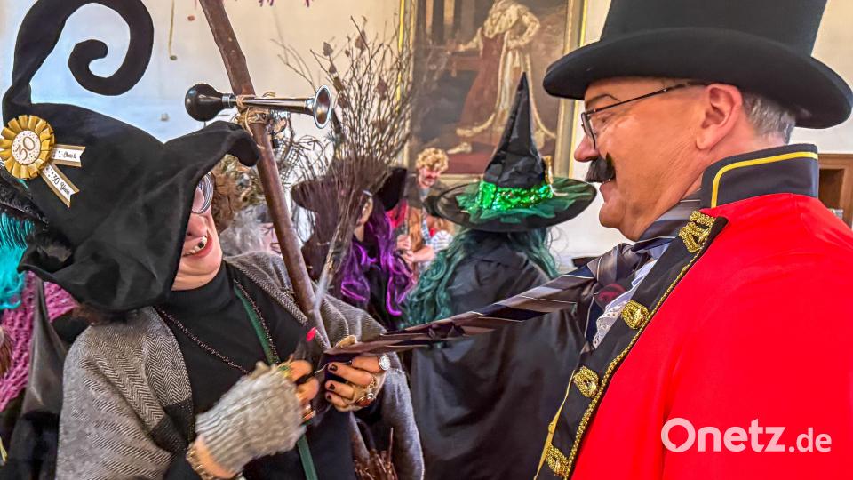 Die Hexen fielen über das Rathaus her und auch Oberbürgermeister Michael Cerny kam nicht davon. Bild: Wolfgang Steinbacher