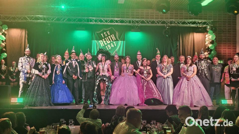 Nach der Ordensverleihung zeigten alle Prinzenpaare bei ihrem gemeinsamen Prinzenpaarwalzer, dass auch sie tanzen können. Bild: vsr