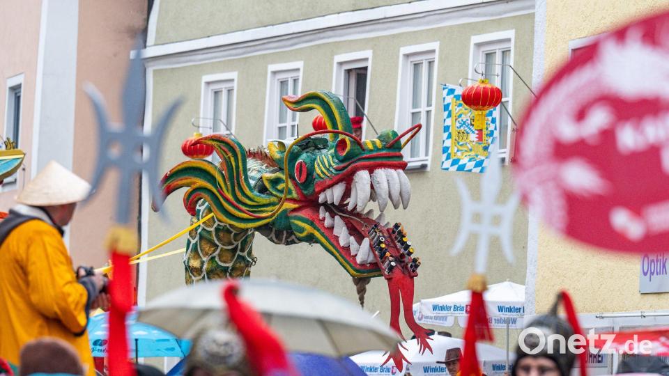 Drachen und andere Fantasiegestalten ziehen beim traditionellen Chinesenfasching mit. Bild: Armin Weigel/dpa