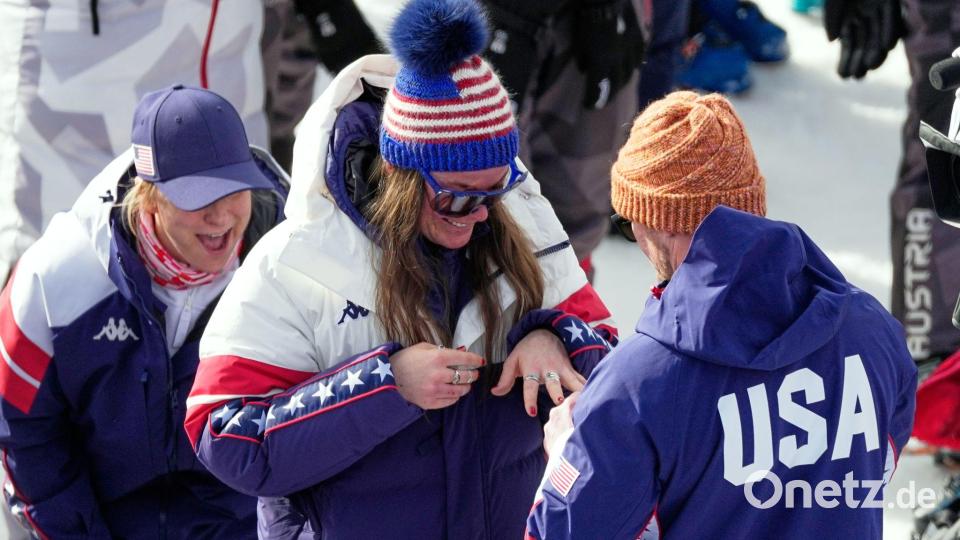 Verlobung im Zielbereich: Breezy Johnson mit ihrem Freund Connor Watkins. Bild: Andy Wong/AP/dpa