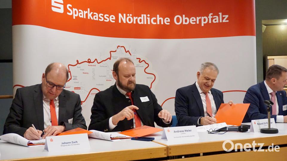 Genau 22 Mal müssen die Beteiligten unterschreiben, bis die Fusion offiziell ist. Bild: jut