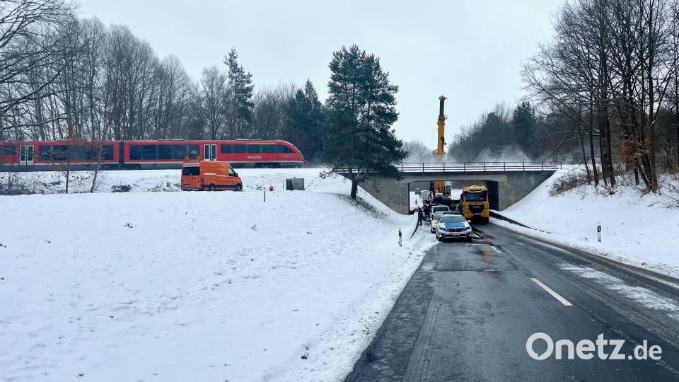 Wegen eines Unfalls eines Kranfahrzeugs auf der NEW 21 zwischen Oberwildenau und Etzenricht kam der Bahnverkehr auf der Strecke Weiden-Wernberg kurze Zeit zum Stehen. Bild: Gabi Schönberger