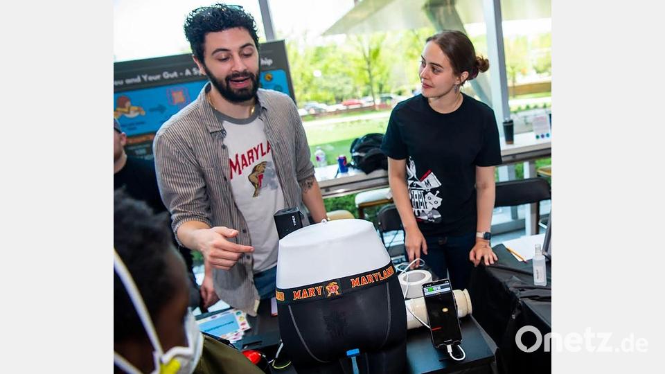 Forschende stellen einen Prototypen der smarten Unterhose vor. Bild: Brantley Hall/University of Maryland/dpa