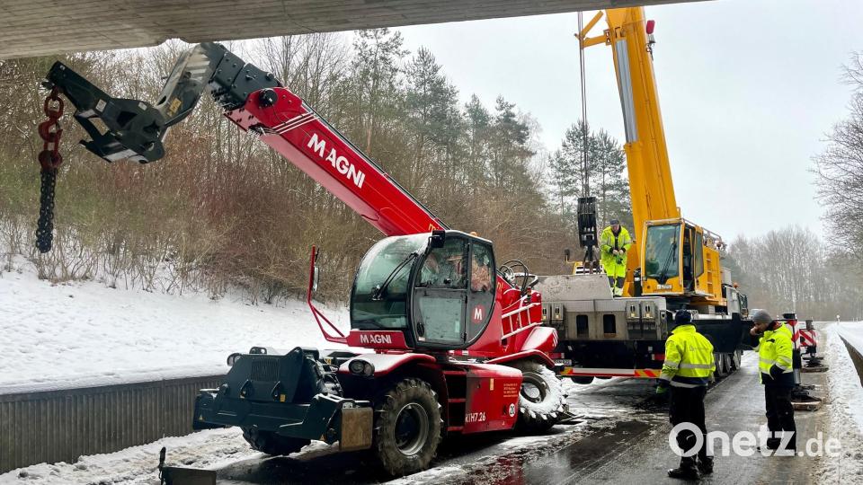 Ein Teleskoplader bleibt am Montagmorgen an der Eisenbahnbrücke über die NEW 21 bei Oberwildenau hängen. Der Zugverkehr wird für Stunden unterbrochen. Die Brücke und der Lader sind beschädigt. Bild: Gabi Schönberger