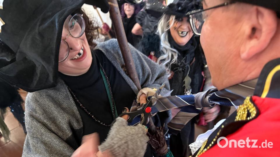 Schnipp, schnapp – eine Hexe schnitt Michael Cernys Krawatte ab. Bild: Wolfgang Steinbacher