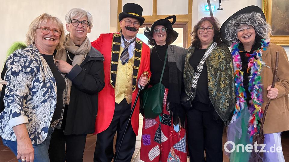 Michael Cerny mit abgeschnittener Krawatte und mit viel Spaß. Bild: Wolfgang Steinbacher