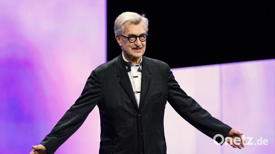 Der Jury-Präsident Wim Wenders kommt auf die Bühne. Bild: Soeren Stache/dpa