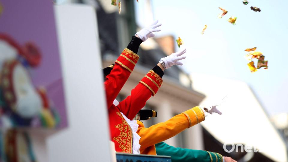 An Karneval muss man sich in Köln eigenverantwortlich vor Wurfgeschossen in Acht nehmen, wie das Amtsgericht verfügt hat (Archivbild). Bild: Oliver Berg/dpa/dpa-tmn