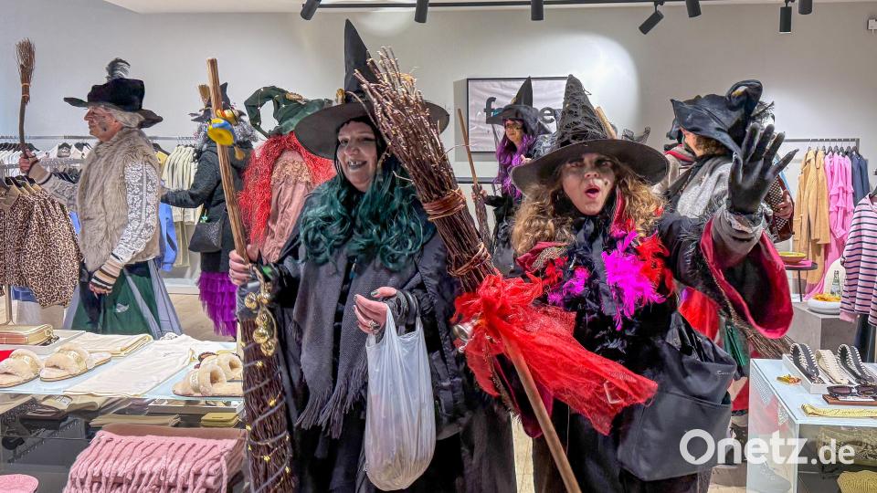 Etwa 25 Hexen fielen über die Geschäfte und das Rathaus her. Bild: Wolfgang Steinbacher