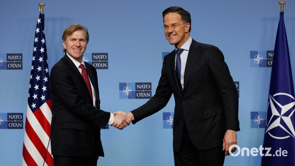 Schlug an der Seite von Nato-Generalsekretär Mark Rutte überraschend versöhnliche Töne an: US-Verteidigungsstaatssekretär Elbridge Colby (l). Bild: Geert Vanden Wijngaert/AP/dpa