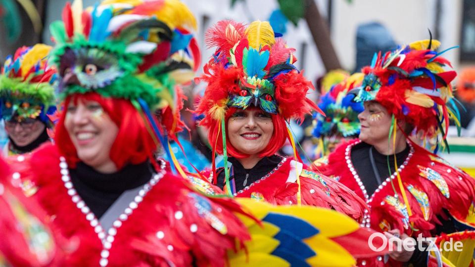 Eine Gruppe in chinesischen Kostümen nimmt am traditionellen Chinesenfaschingsumzug teil. Bild: Armin Weigel/dpa