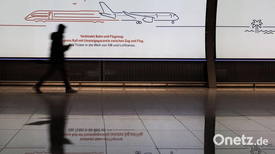 Lufthansa schickt Passagiere wegen des Crew-Streiks auf die Bahn. Bild: Hannes P. Albert/dpa