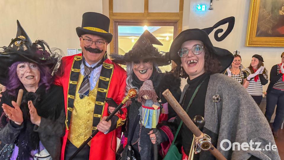 Oberbürgermeister Michael Cerny als Zirkusdompteur mit den Hexen. Bild: Wolfgang Steinbacher