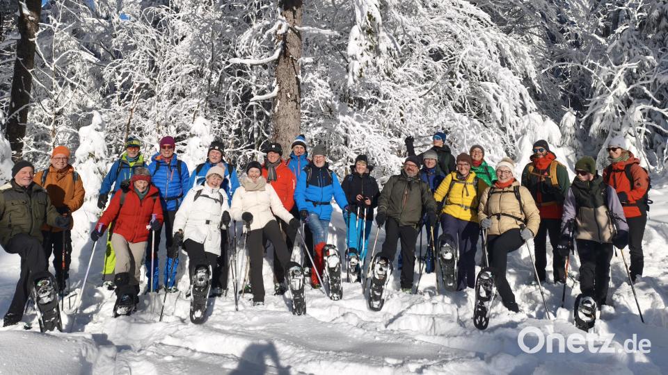 Bei Sonnenschein in traumhaft verschneiter Landschaft macht das Wandern auf Schneeschuhen besonders viel Spaß, wie dieses Gruppenbild beweist. Bild: Berthold Lechner